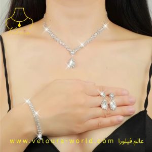 "قلادة ذهبية فاخرة من فيلورا – مجوهرات نسائية راقية – إكسسوارات فاخرة للنساء"
